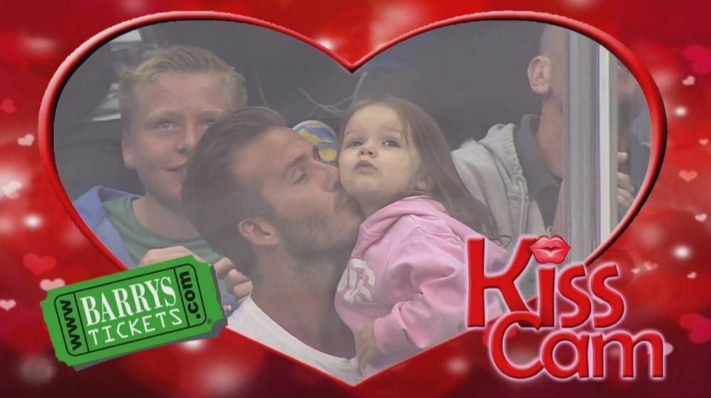 Davidas Beckhamas bučiuoja dukrą Harper / Kadras iš „YouTube“