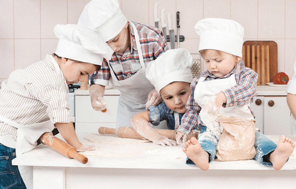 Vaikai šeimininkauja virtuvėje / Fotolia nuotr.