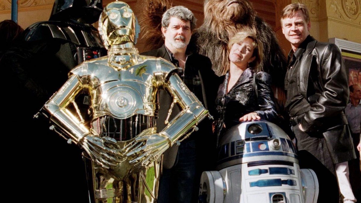 „Žvaigždžių karų“ kūrėjas George'as Lucasas su filmo aktoriais Carrie Fisher ir Marku Hamillu 1997-aisiais / „Reuters“/„Scanpix“ nuotr.
