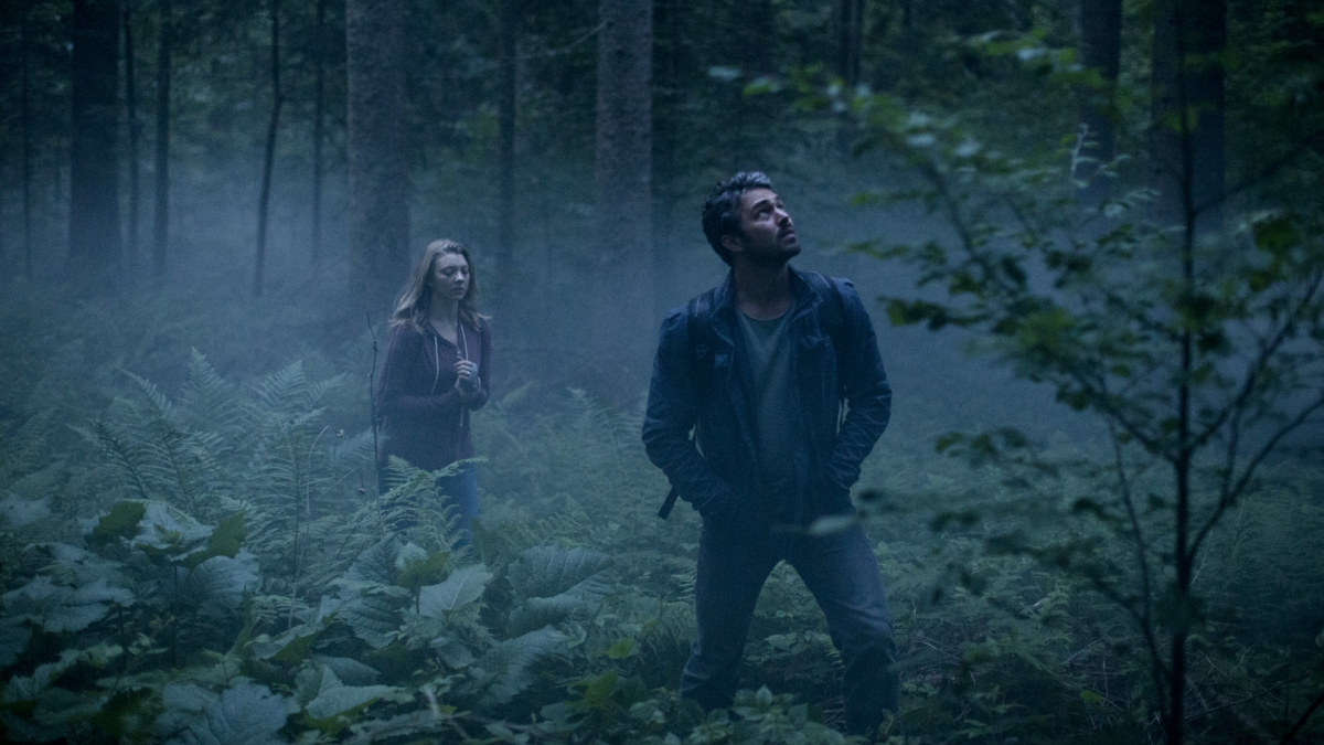 Natalie Dormer ir Tayloras Kinney siaubo filme „Demonų miškas“ / Kadras iš filmo
