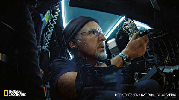 Jamesas Cameronas kontroliuoja įrenginius jutikliniu ekranu / „National Geographic“ nuotr.