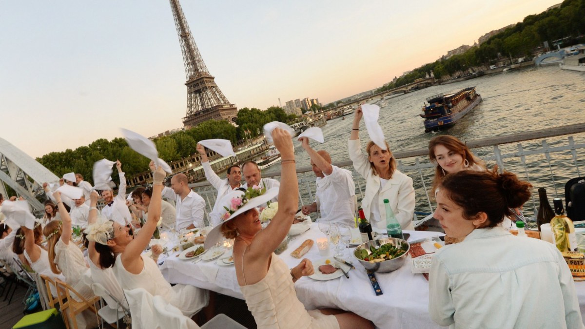 „Diner en Blanc“ – vakarienė baltai / AFP/„Scanpix“ nuotr.