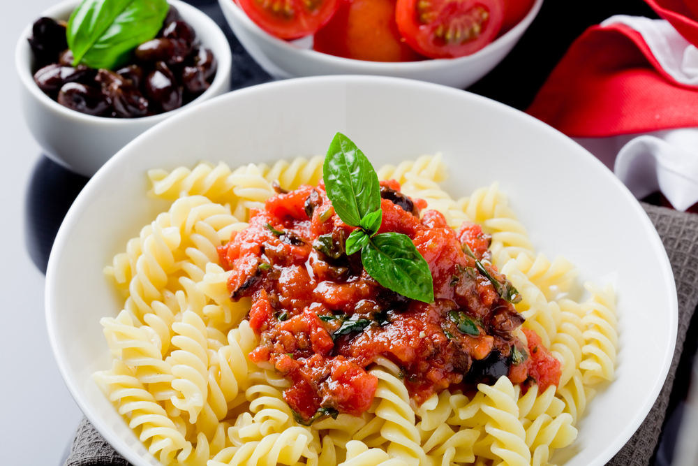 Šalta pasta su alyvuogėmis ir pomidorais / Shutterstock nuotr.