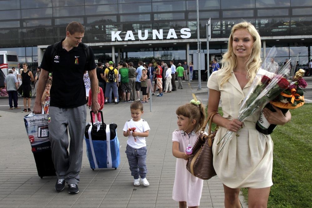 Robertas Javtokas su žmona Vilma ir vaikais Kauno oro uoste / Vaido Grudžio nuotr.