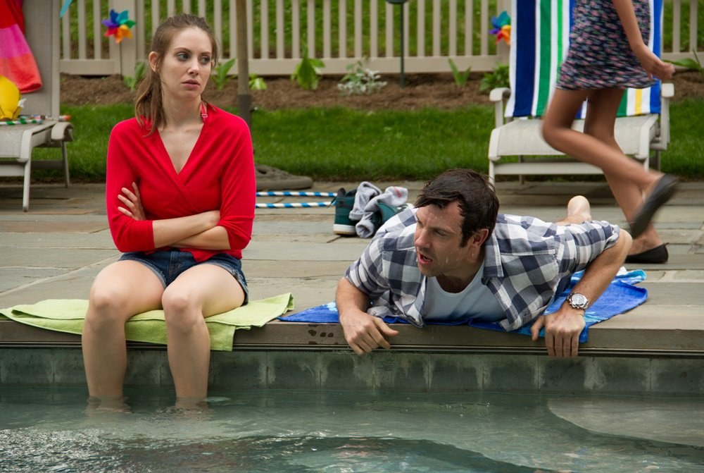 Jasonas Sudeikis ir Alison Brie komedijoje „Dėl visko kaltas seksas“ / „ACME Film“ nuotr.