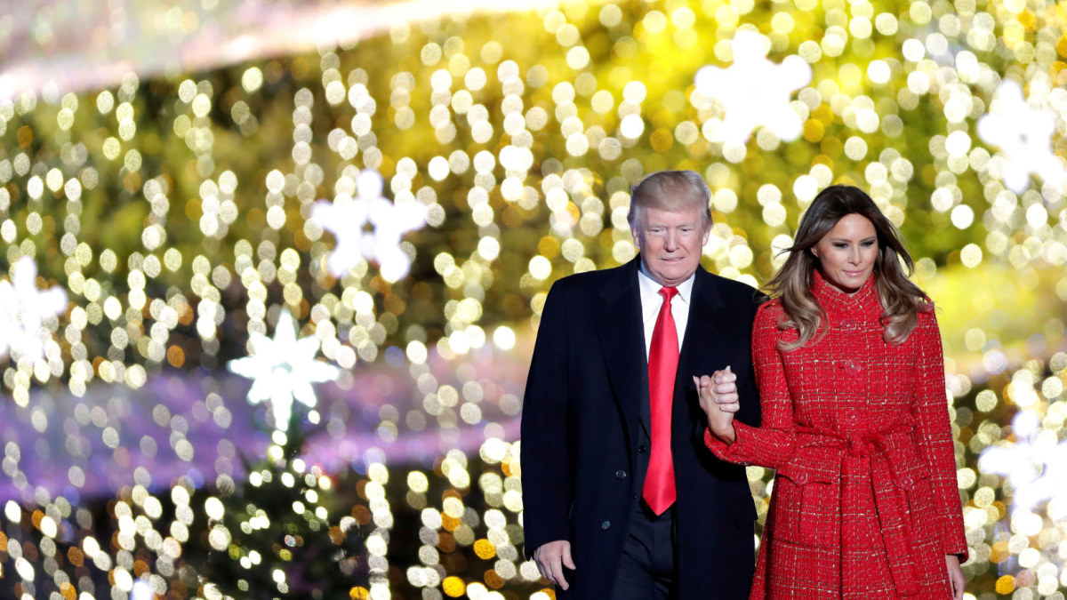 Donaldas Trumpas su žmona Melania Trumpo eglutės įžiebimo ceremonijoje / „Scanpix“ nuotr.