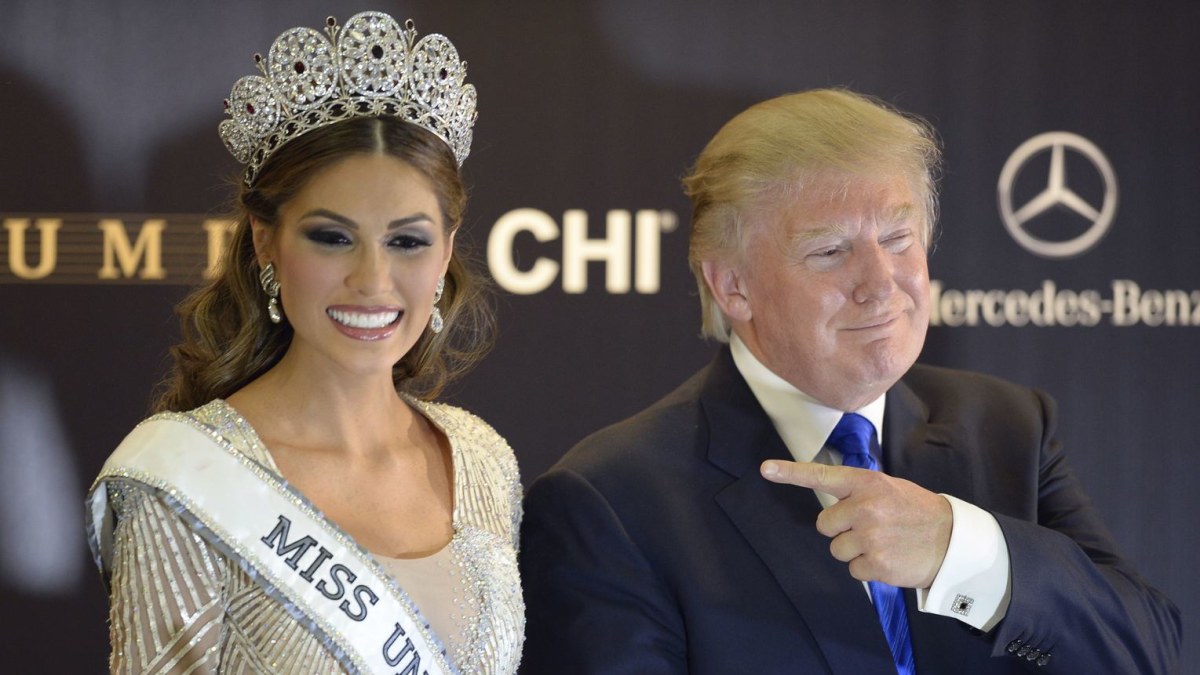 Milijardierius Donaldas Trumpas su „Mis Visata 2013“ venesueliete Gabriela Isler / AFP/„Scanpix“ nuotr.