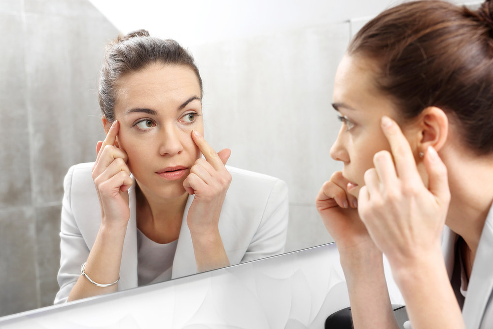 Moteris žiūri į savo atvaizdą veidrodyje. / Shutterstock nuotr.