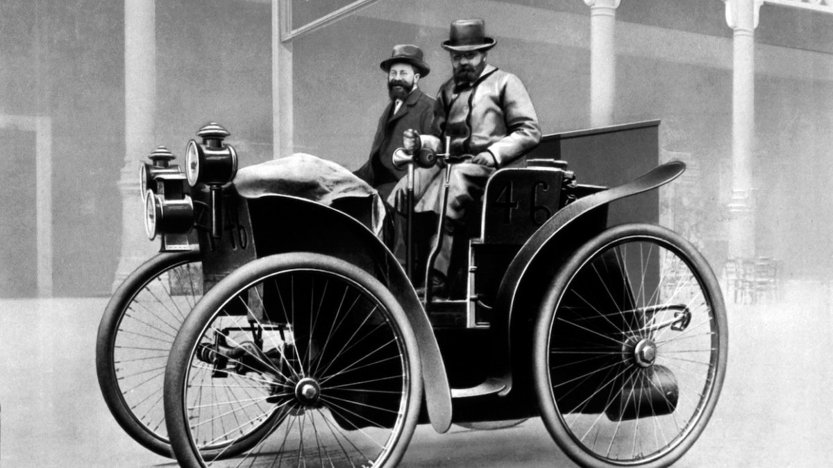 1895 metais broliai pristatė pirmąsias pripučiamas automobilių padangas ir apavė jomis savo lenktynių automobilį „Lightning“ / Getty nuotrauka
