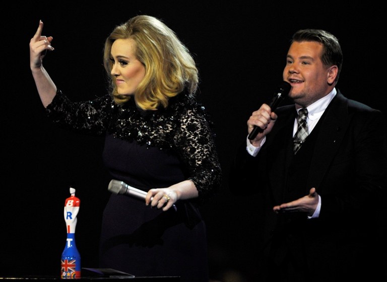Adele ir Britų muzikinių apdovanojimų vedėjas Jamesas Cordenas / „Reuters“/„Scanpix“ nuotr.