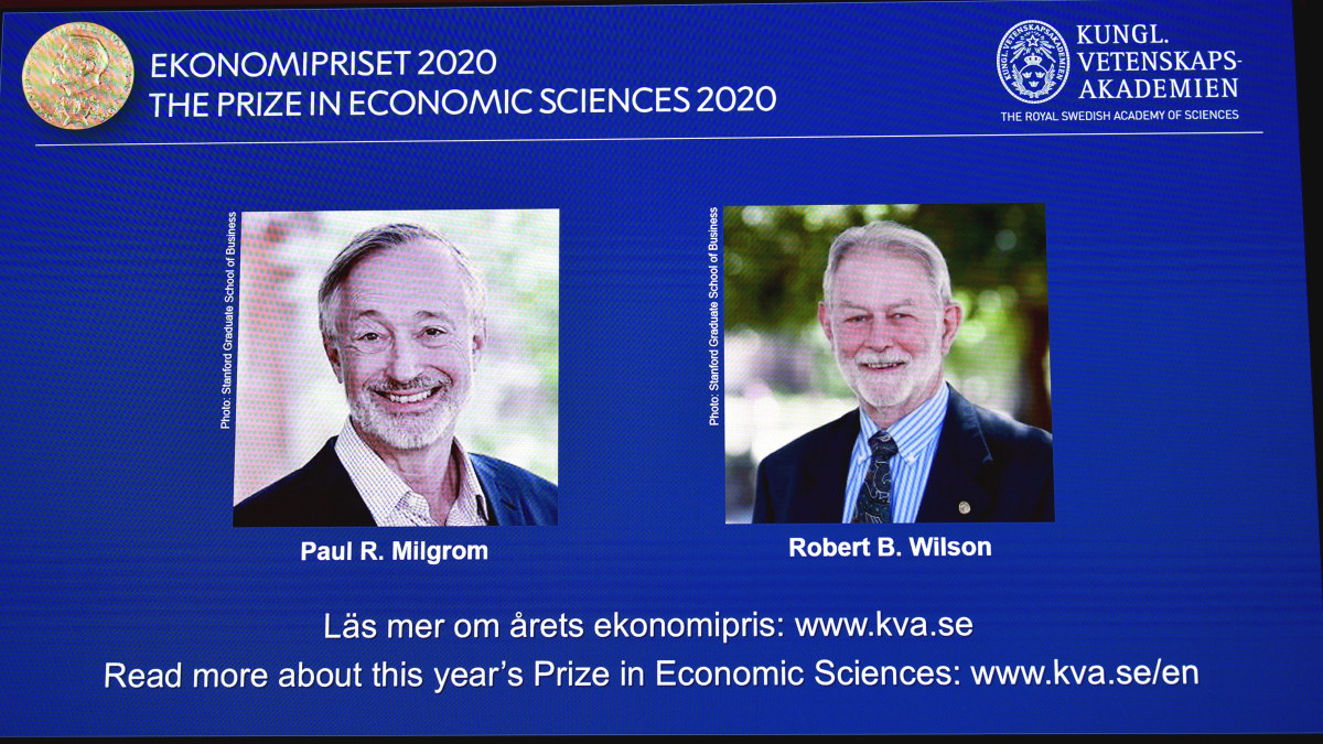 Nobelio ekonomikos premija atiteko amerikiečiams Paului Milgromui ir Robertui Wilsonui / „Scanpix“/AP nuotr.