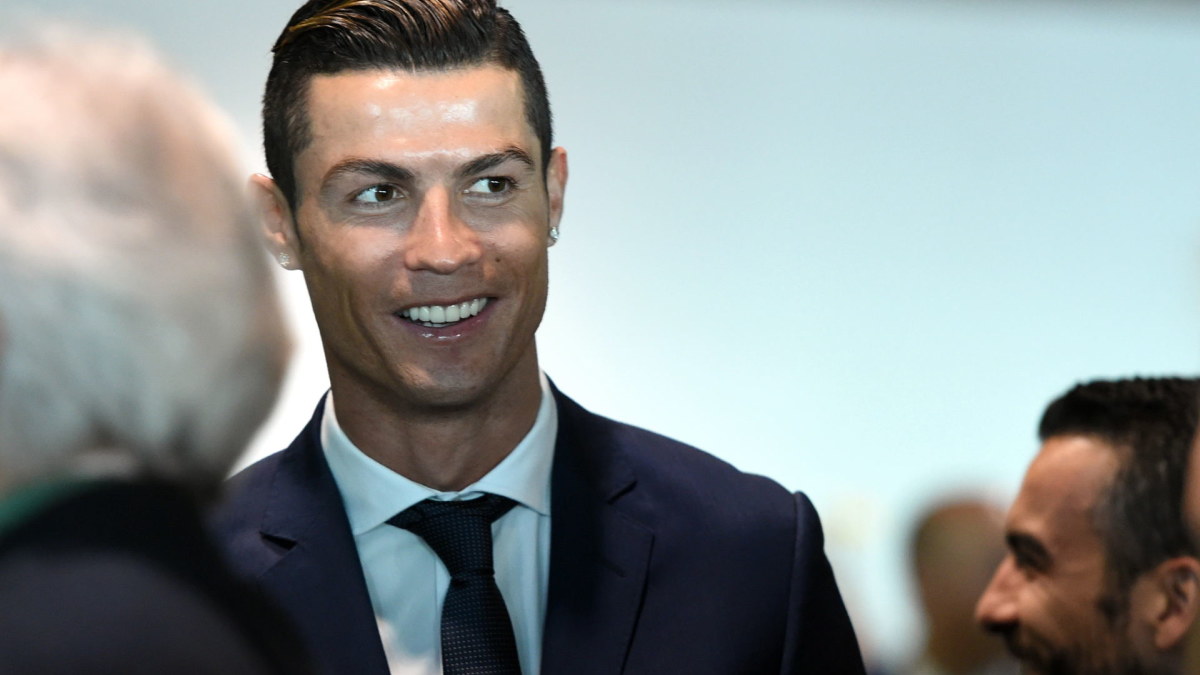 Madeiroje atidengtas Cristiano Ronaldo biustas / Vida Press nuotr.