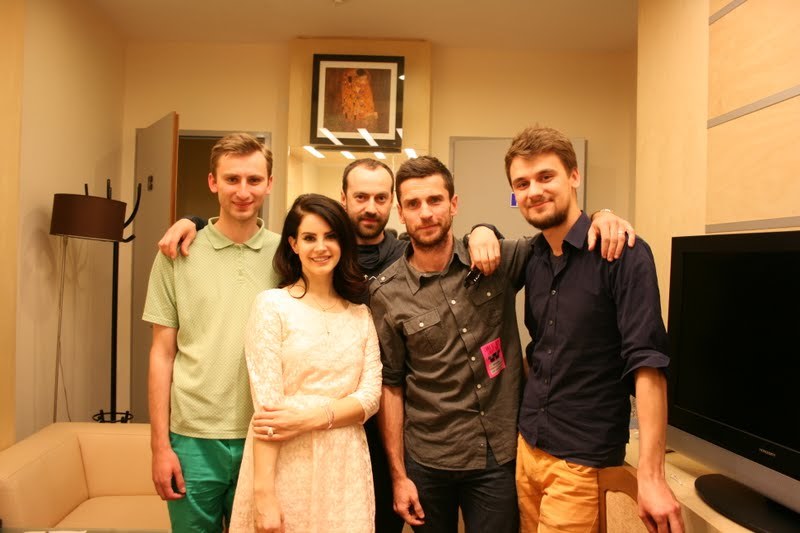 Markas Palubenka (kairėje) su Lana Del Rey ir kolegomis / Anatolijaus Chudobos nuotr.