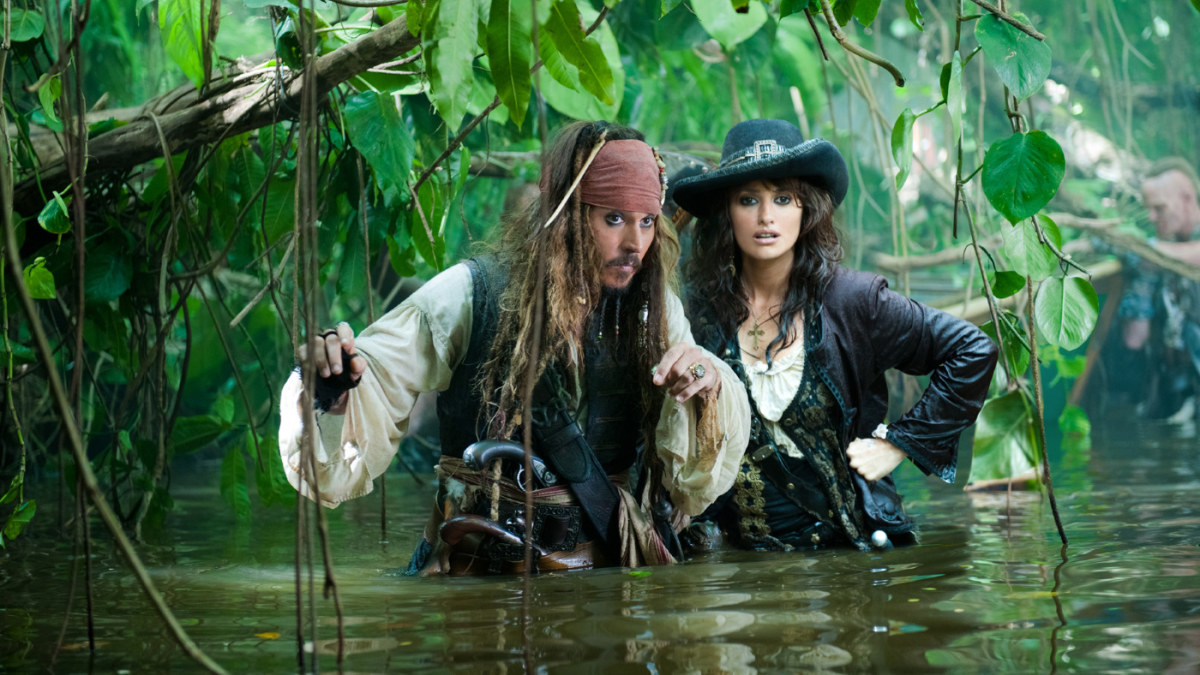 Johnny Deppas ir Penelope Cruz filme „Karibų Piratai: ant keistų bangų“ / Kadras iš filmo