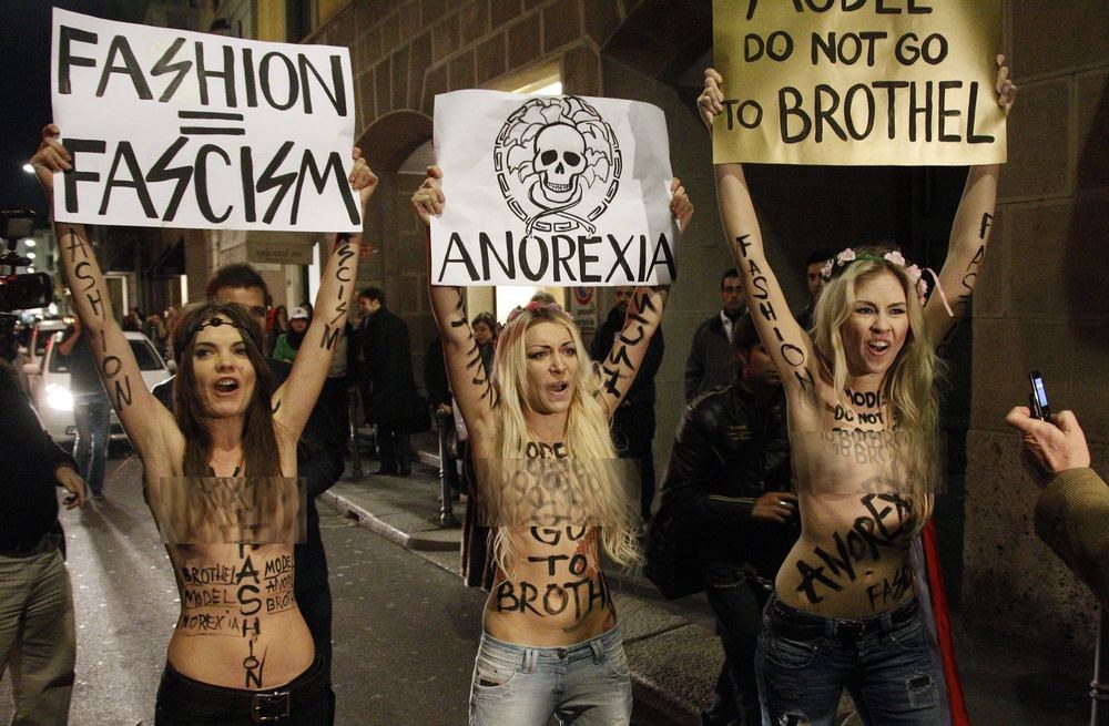 Aktyvistės bandė sužlugdyti „Versace“ mados namų pristatymą. / „Reuters“/„Scanpix“ nuotr.