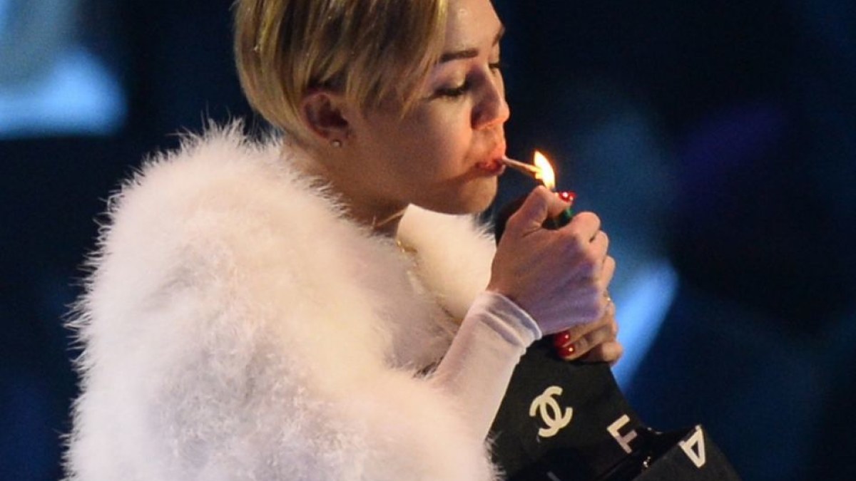 Miley Cyrus užsirūkė ant scenos / „Reuters“/„Scanpix“ nuotr.
