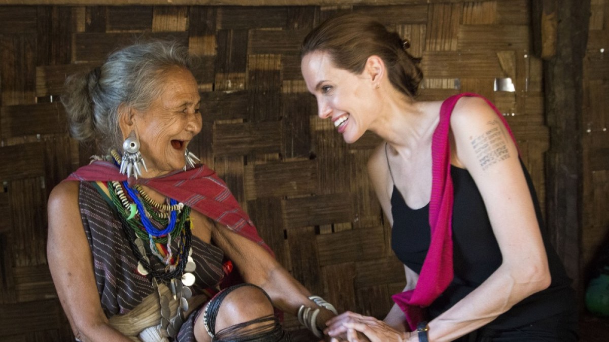 Angelina Jolie pabėgėlių stovykloje Tailande / „Reuters“/„Scanpix“ nuotr.
