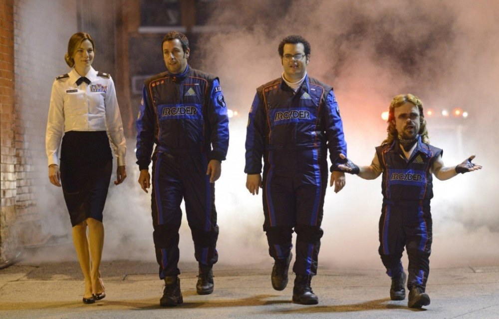 Michelle Monaghan, Adamas Sandleris, Joshas Gadas ir Peteris Dinklage'as komedijoje „Pikseliai“ / „ACME Film“ nuotr.