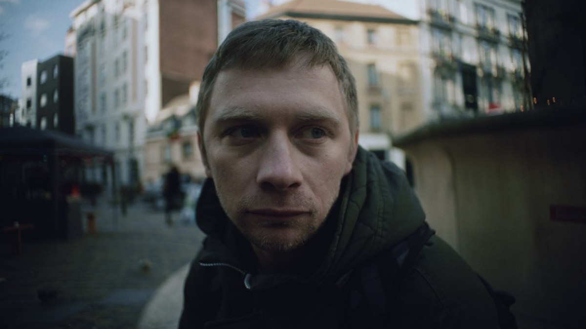Valentinas Novopolskis filme vaidina į emigracijos pinkles pakliuvusį vyrą / Kadras iš filmo „Olegas“