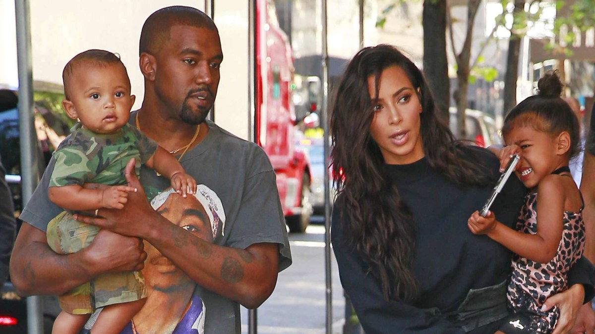 Kanye Westas ir Kim Kardashian su vaikais Saintu ir North / Vida Press nuotr.
