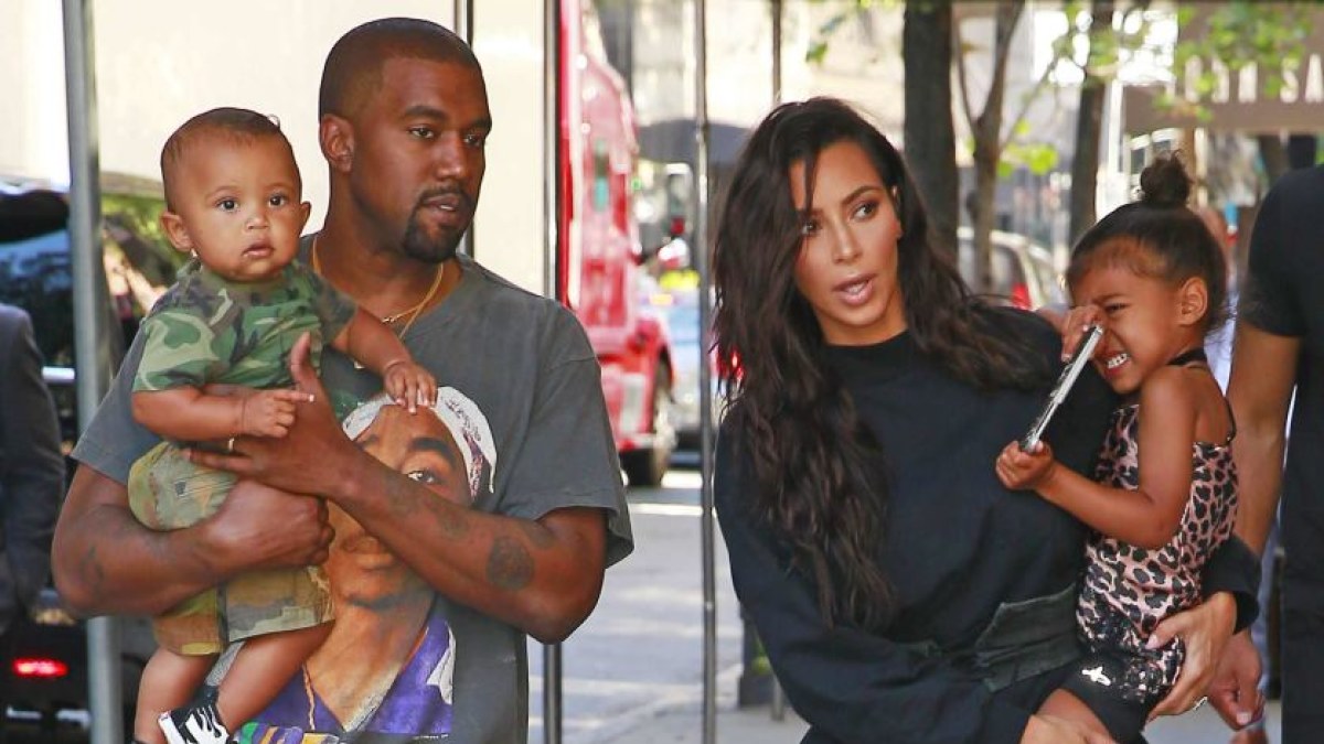 Kanye Westas ir Kim Kardashian su vaikais Saintu ir North / Vida Press nuotr.