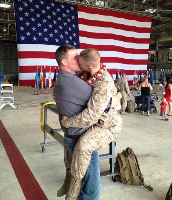 Seržantas Brandonas Morganas ir jo mylimasis Dalanas Wellsas / „Facebook“/„Gay Marines“ nuotr.