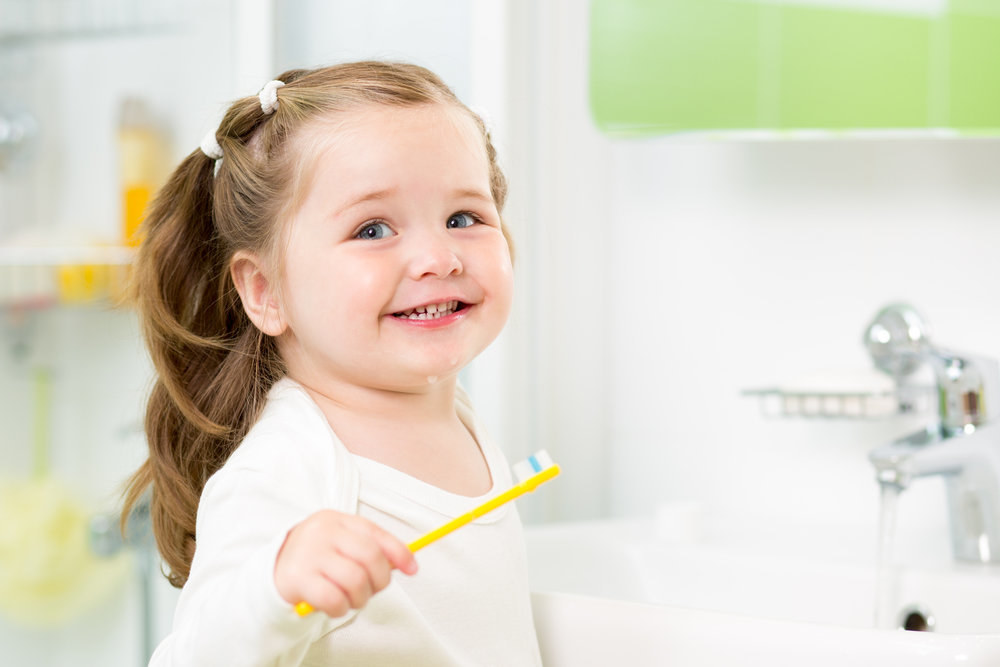 Mergaitė valosi dantis. / Shutterstock nuotr.