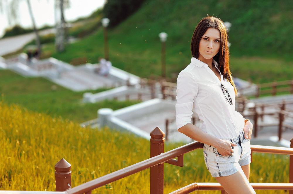 Mergina su baltais marškiniais ir šortukais / „Shutterstock“ nuotr.