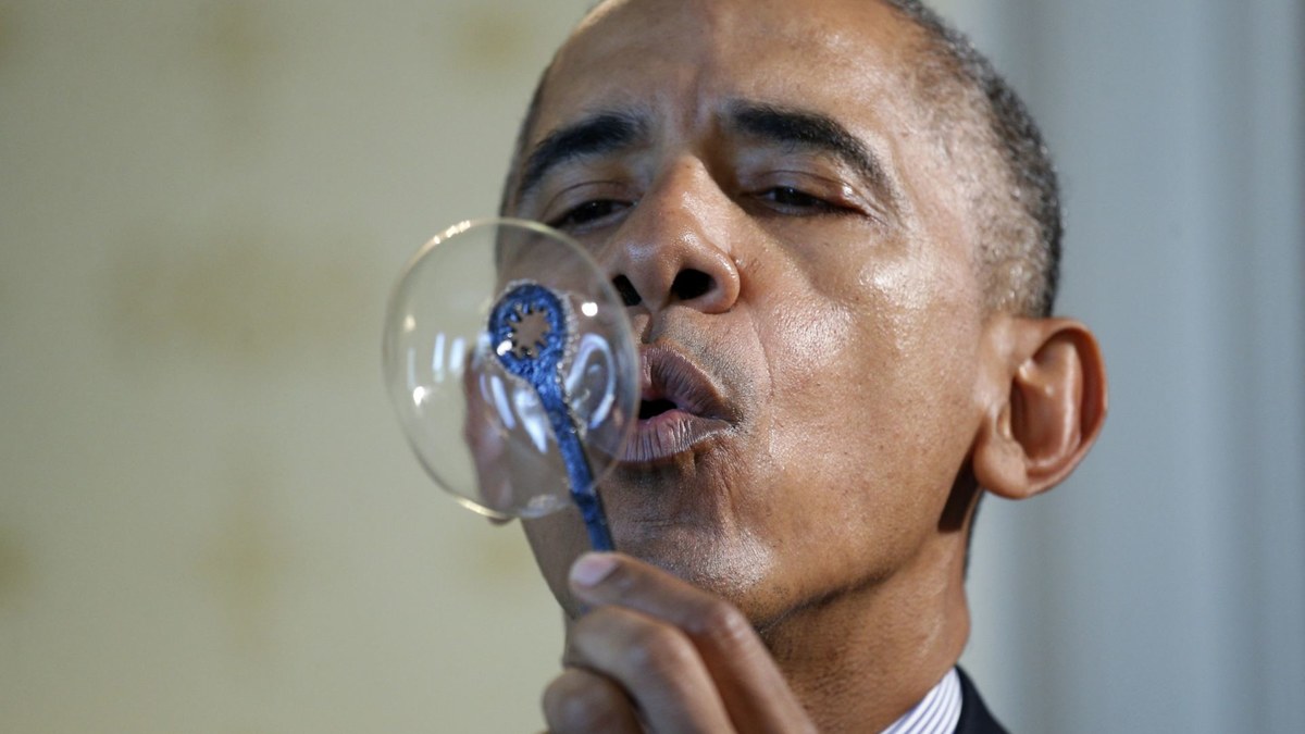 Barackas Obama pučia muilo burbulus / „Reuters“/„Scanpix“ nuotr.