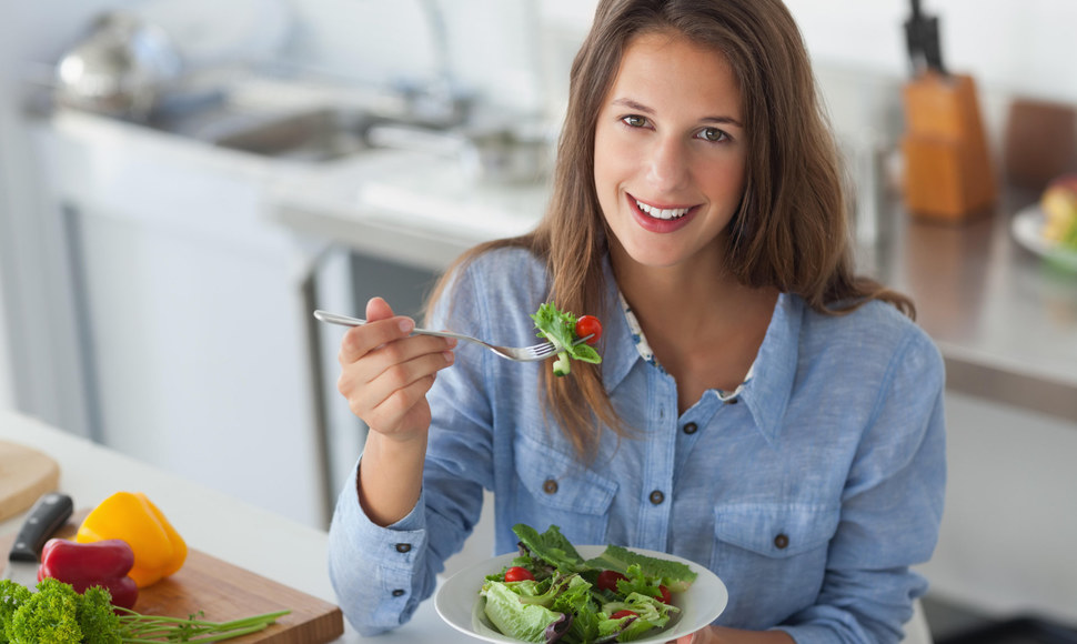 Moteris valgo salotas