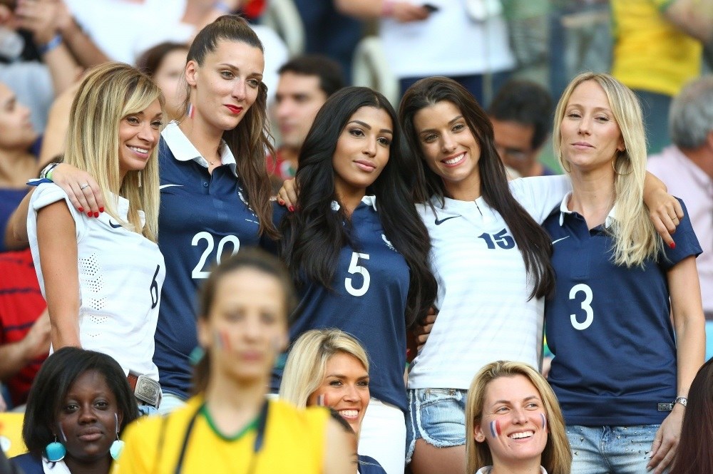 Prancūzijos futbolininkų žmonos Fiona Cabaye, Fanny Remy, Mazda Magui, Ludivine Sagna ir Sandra Evra / „Scanpix“/„Sipa Press“ nuotr.