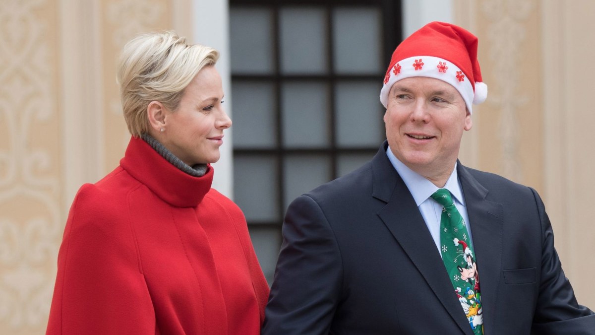 Monako kunigaikštis Albertas II su žmona kunigaikštiene Charlene dalijo kalėdines dovanas / „Scanpix“ nuotr.