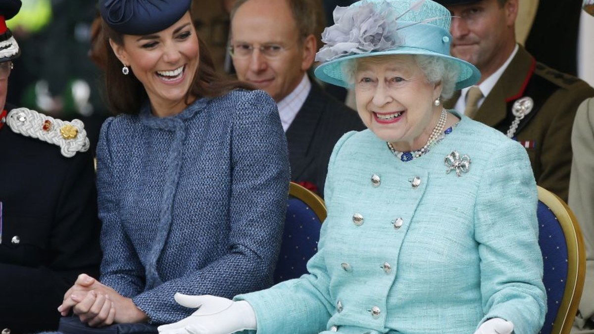 Catherine karalienei Elizabeth padovanos proanūkį. Vieną karalienė jau turi. / Reuters/Scanpix nuotr.