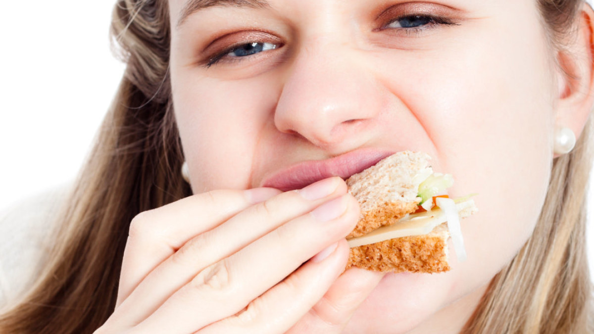 Moteris valgo sumuštinį / Vida Press nuotr.