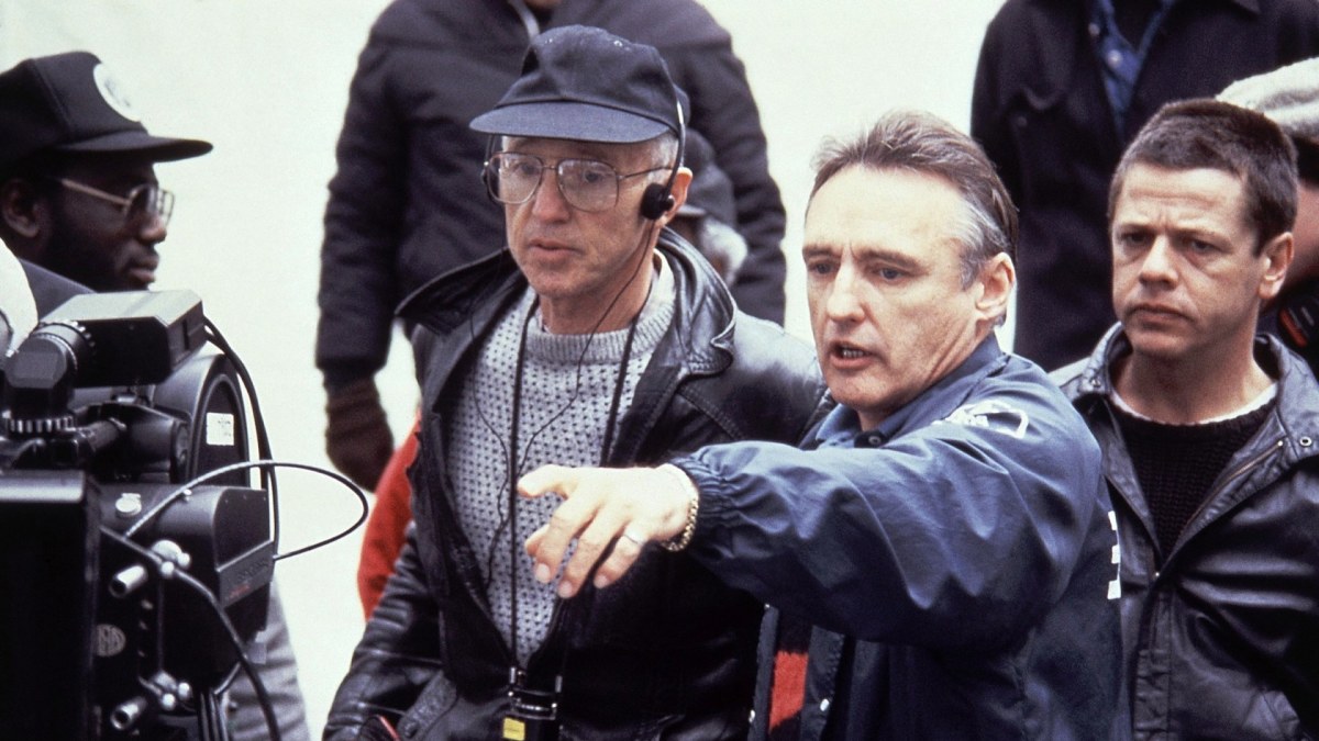 Operatorius Haskellas Wexleris ir režisierius Dennisas Hopperis kuriant filmą „Colors“ (1988 m.) / „Scanpix“/AP nuotr.