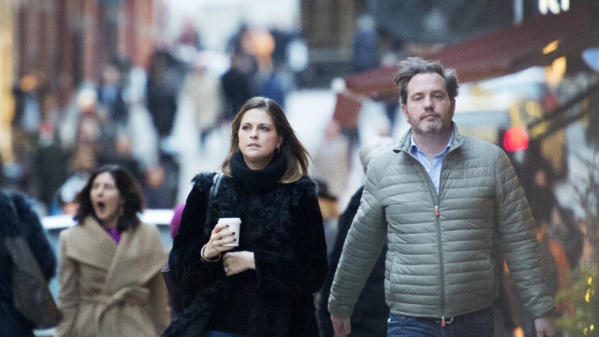 Švedijos princesė Madeleine ir jos vyras Christopheris O'Neillas, nešantis „Livly“ prekių maišelį / „Scanpix“ nuotr.