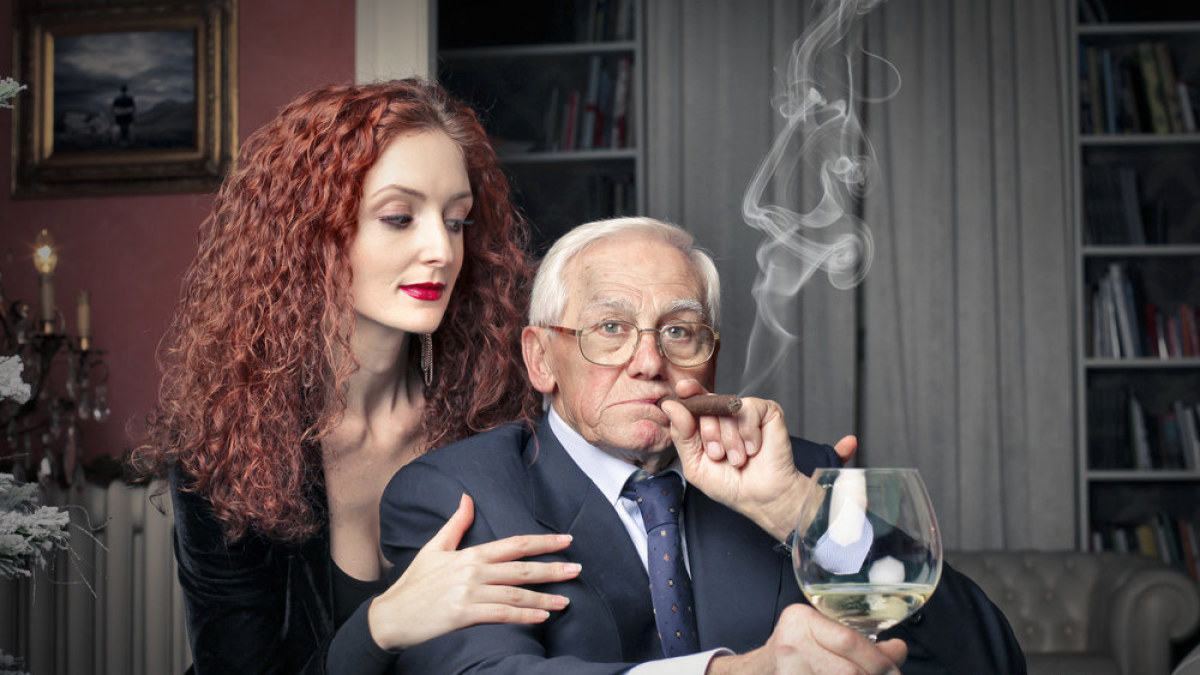 Vyresnis vyras su jaunesne moterimi. / Shutterstock nuotr.