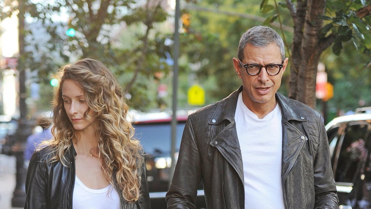 Jeffas Goldblumas ir Emilie Livingston / „Scanpix“/„BuzzFoto“ nuotr.