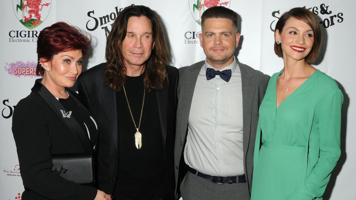 Sharon ir Ozzy Osbourne'ai su sūnumi Jacku ir jo žmona Lisa / „Scanpix“/„SIPA“ nuotr.