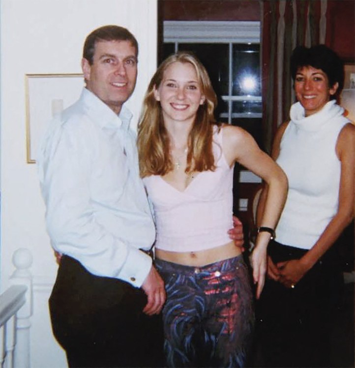 Princas Andrew, Virginia Roberts (dabar Giuffre) ir Ghislaine Maxwell 2001 m. / AFP „Scanpix“ nuotr.