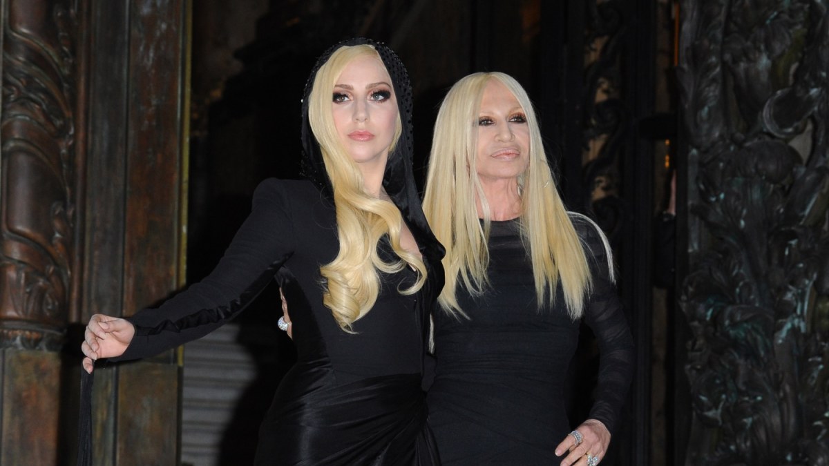 Lady Gaga ir Donatella Versace / AOP nuotr.