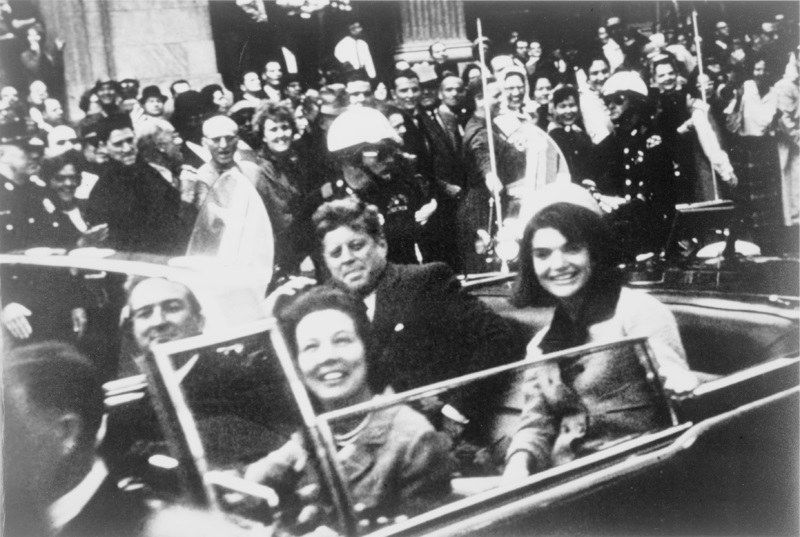 Jacqueline Kennedy su vyru Johnu F. Kennedy likus kelioms minutėms iki mirtino šūvio / wikimedia.org nuotr.