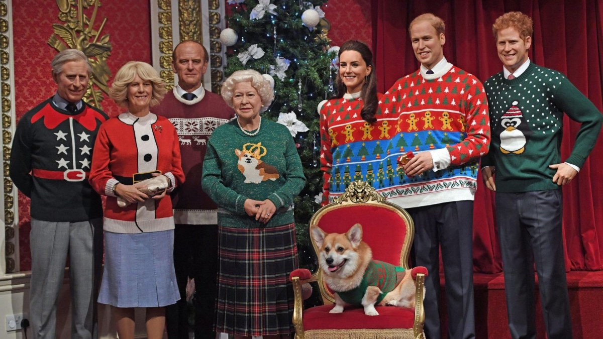 „Madame Tussauds“ muziejus britų karališkąją šeimą aprengė kalėdiniais megztiniais / „Scanpix“/„PA Wire“/„Press Association Images“ nuotr.
