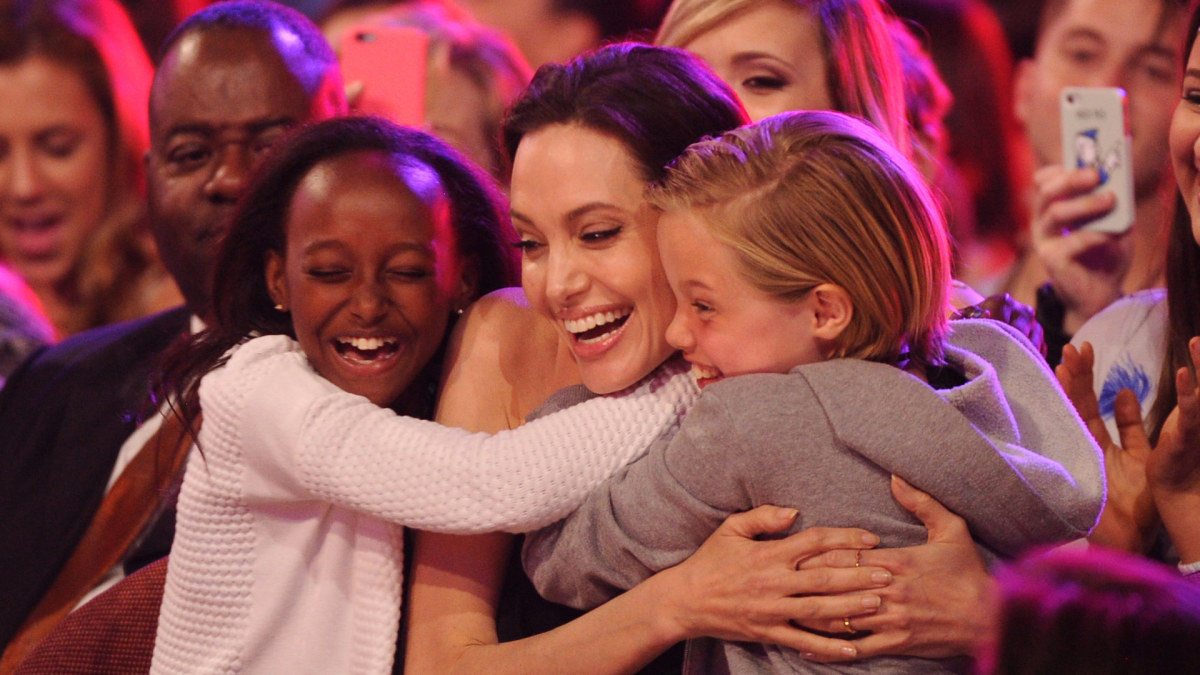 Angelina Jolie su dukromis Zahara ir Shiloh / Vida Press nuotr.