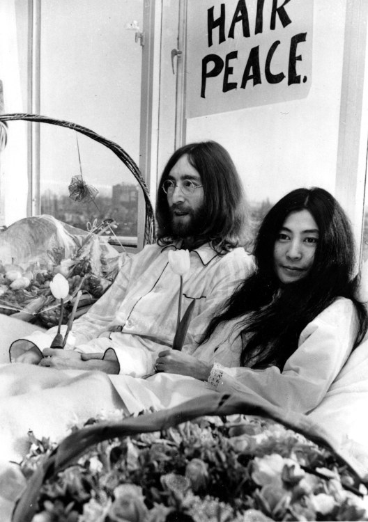 Johnas Lennonas ir Yoko Ono 1969 m. / Scanpix nuotr.