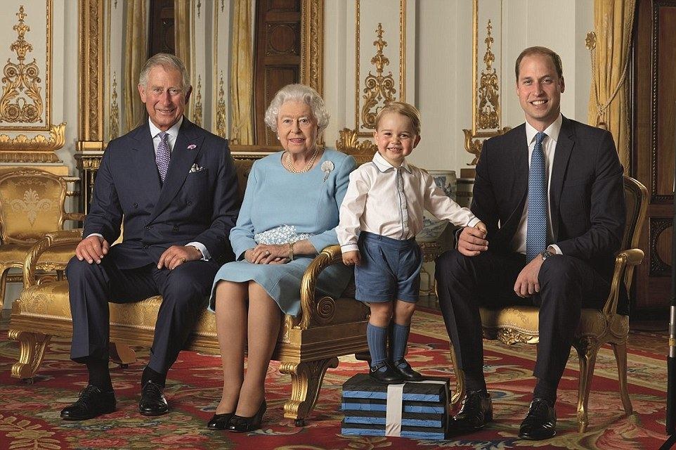 Britų karališkoji šeima: princas Charlesas, karalienė Elizabeth II, princas George'as ir princas Williamas / Ranald Mackechnie nuotr.