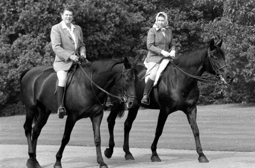 „Scanpix“/„PA Wire“/„Press Association Images“ nuotr./Ronaldas Reaganas su karaliene Elžbieta II
