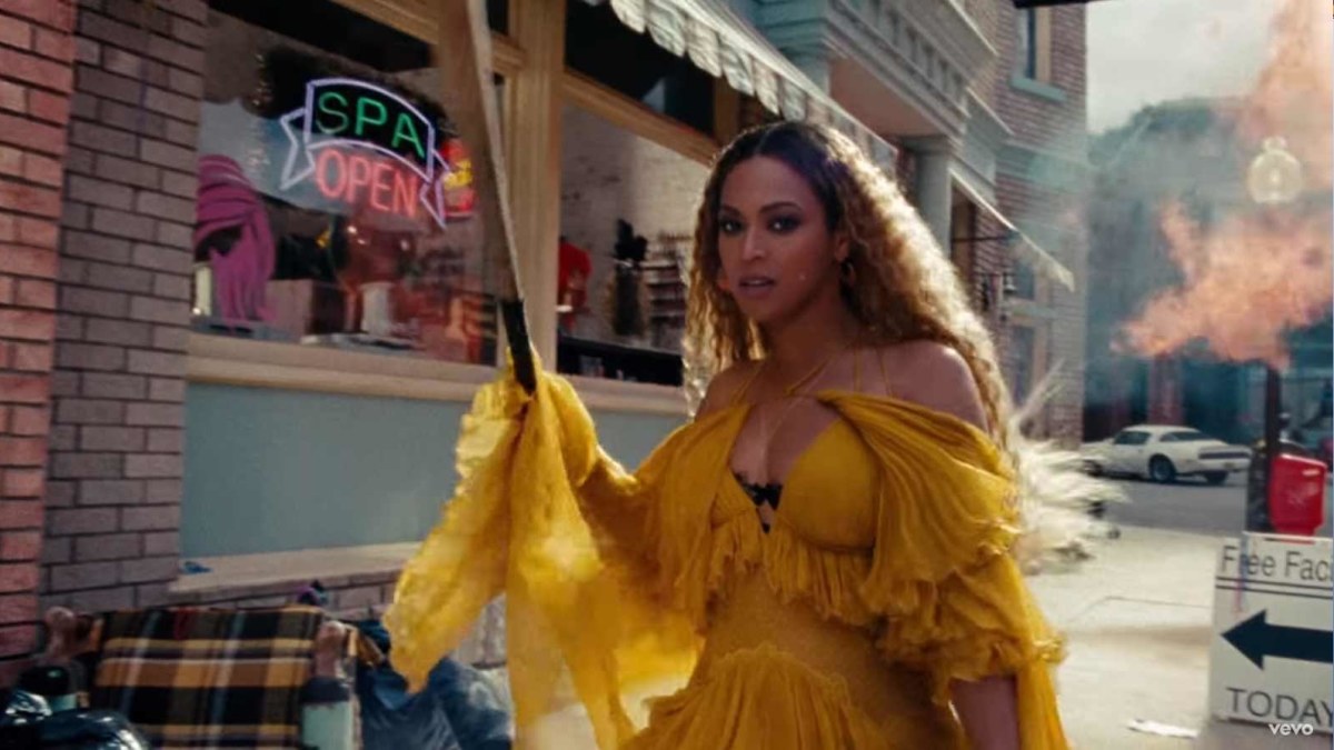 Beyonce vaizdo klipe „Hold Up“  / Video kadras