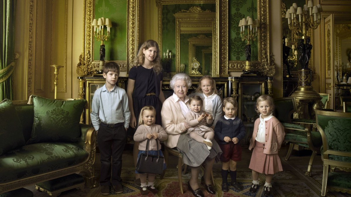 Karalienė Elizabeth II su anūkais ir proanūkiais / „Scanpix“/„PA Wire“/„Press Association Images“ nuotr.