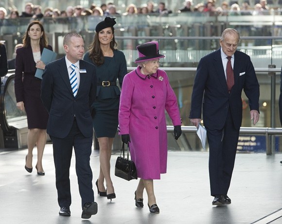 Catherine (trečia iš kairės), Elizabeth II ir princas Philipas (dešinėje) / PA/„Scanpix“ nuotr.